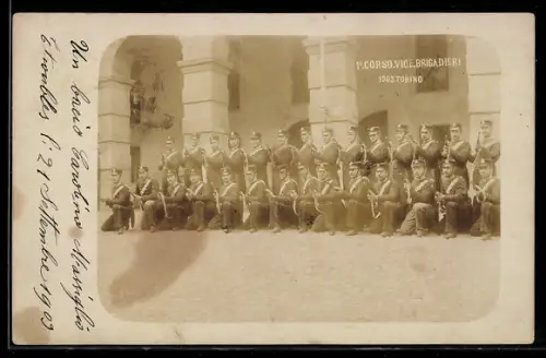 AK Torino, Primo Corso Vice Brigadieri 1903, gruppo di uomini in uniforme davanti a un edificio