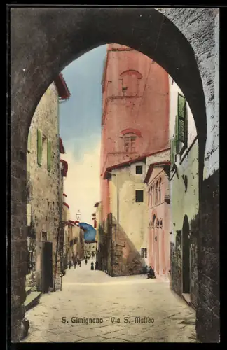 AK S. Gimignano, Via S. Matteo sotto l`arco in una giornata soleggiata