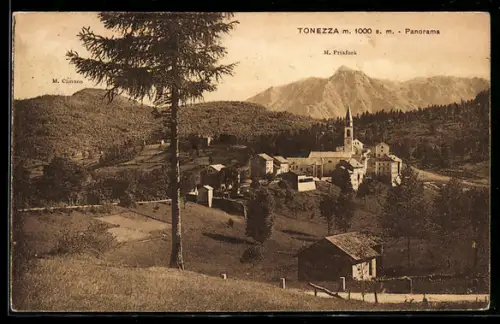 AK Tonezza, Panorama del villaggio con chiesa e montagne sullo sfondo