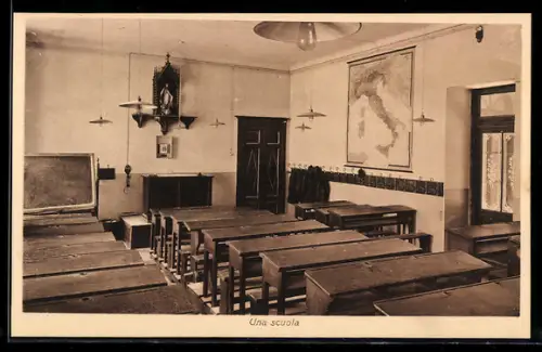 AK Torino, Una scuola con mappa d`Italia e banchi di legno