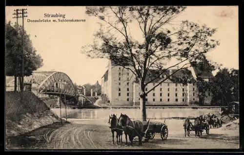 AK Straubing, Donaubrücke mit Schlosskaserne, Pferdewagen