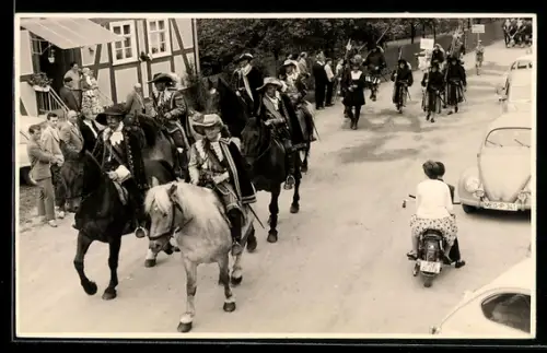 Foto-AK Rothenburg a. d. F., Reiter bei Strassenzug, Volksfest