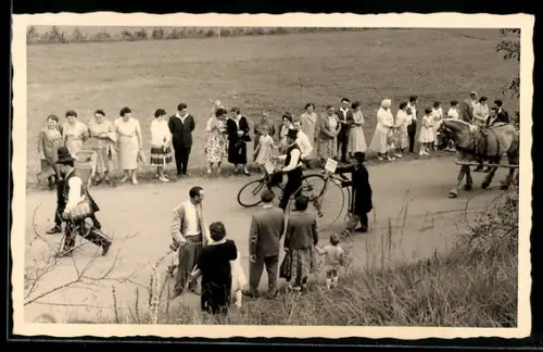 Foto-AK Rothenburg /Fulda, Strassenzug mit historischem Fahrrad, Volksfest