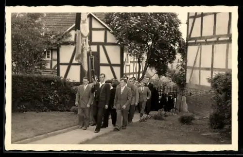 Foto-AK Rothenburg /Fulda, Erkshäuser Sängerfest 1951, Umzug mit Fahnenträger