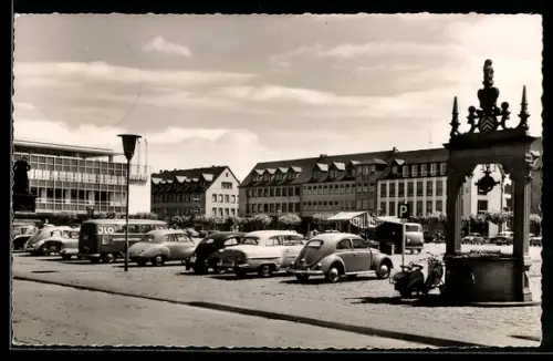 AK Hanau am Main, Marktplatz mit Brunnen und parkenden Autos