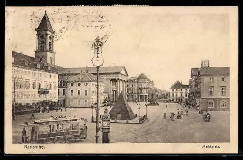AK Karlsruhe, Marktplatz mit Pyramide, Uhrensäule u. Strassenbahn