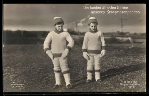 AK Die ältesten Söhne von Kronprinz Wilhelm von Preussen in Winterkleidung, Prinzen Wilhelm Friedrich und Louis Ferdinand