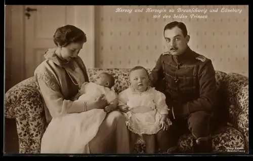 AK Herzog und Herzogin von Braunschweig mit den beiden Prinzen