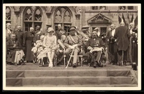 AK Mons, Duc et de la Duchesse de Brabant, le 8 juillet 1928, a la tribune devant l`Hotel de ville, von Belgien