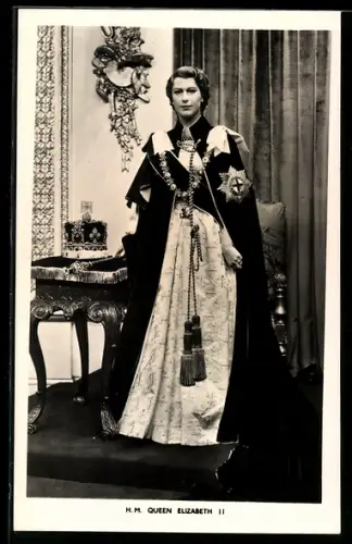 AK London, Madame Tussaud`s Exhibition, Portrait Model H. M. Queen Elizabeth II