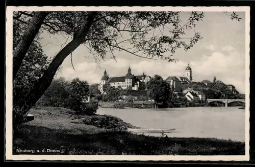 AK Neuburg a. D., Blick über die Donau auf Schloss und Kirche