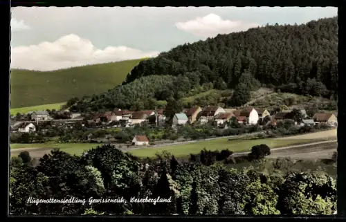 AK Gewissenruh /Weserbergland, Hugenottensiedlung, Ortsansicht mit bewaldeten Berghöhen
