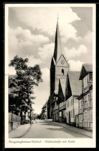 AK Mengeringhausen /Waldeck, Nikolaistrasse mit Kirche