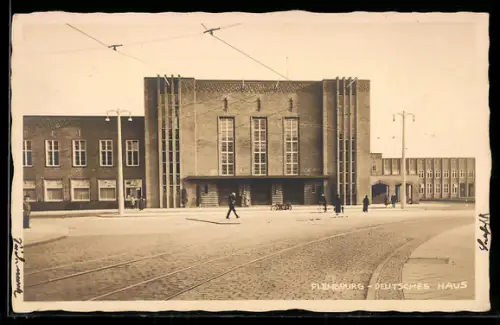 Foto-AK Flensburg, Frontansicht vom Deutschen Haus, Bahnhof