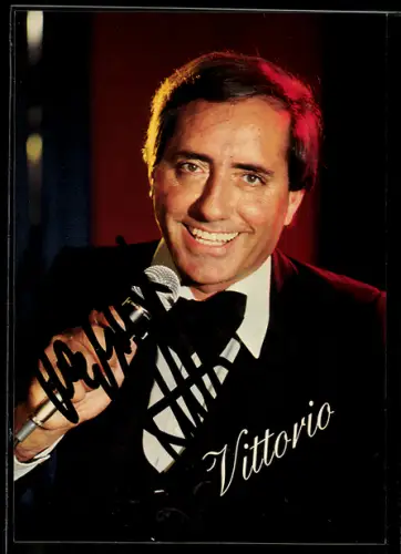 AK Musiker Vittorio mit Mikrophon, Autogramm