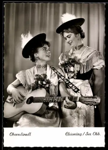 AK Oberndirndl, Musikerinnen in Tracht mit Gitarre