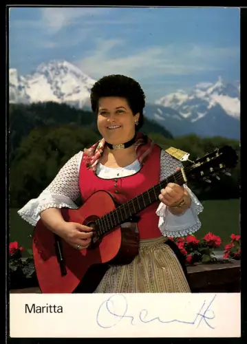 AK Musikerin Maritta Prex mit Gitarre vor Gebirgspanorama, Autograph