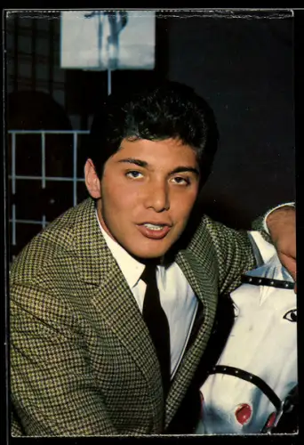 AK Musiker Paul Anka im Anzug in die Kamera schauend