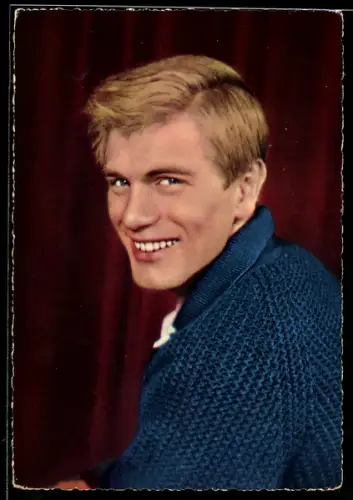 AK Musiker Adam Faith im blauen Grobstrickpullover