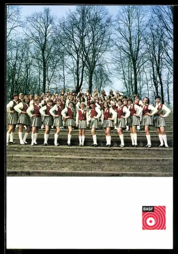 AK Musikerinnen Die Westfälischen Nachtigallen, Gruppenbild unter freiem Himmel