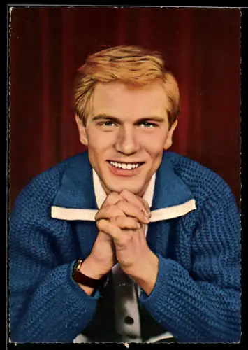 AK Musiker Adam Faith im blauen Pullover