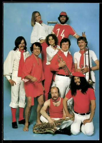 AK Musiker der Showband Maritim in rot-weissen Kostümen