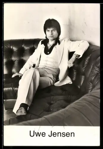 AK Musiker Uwe Jensen im Travolta-Anzug auf dem Sofa sitzend, Autograph