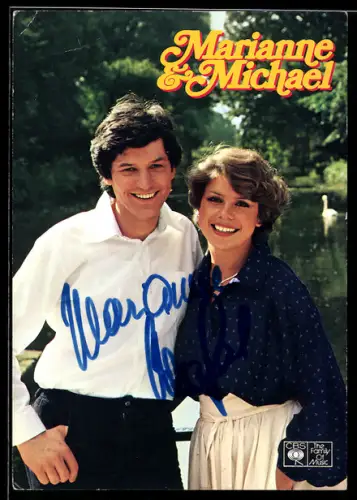 AK Musiker Marianne und Michael stehen lächelnd in einem Garten, Autograph