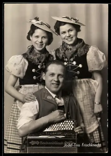 AK Musiker Geschwister Frischknecht mit Partner Fritz Brönnimann, Jodel-Trio in Tracht mit Akkordeon