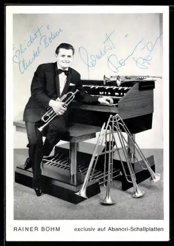 AK Musiker Rainer Böhm im Smoking mit Trompete in der Hand, Autograph