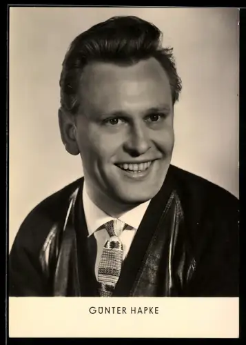 AK Schauspieler Günter Hapke in der Jacke zur Seite lächelnd