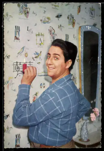 AK Schauspieler Vico Torriani an der Wand stehend
