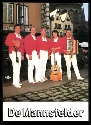 AK Musiker De Mannsfelder im roten-weissen Outfit mit ihren Instrumenten