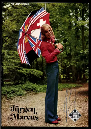 AK Musiker Jürgen Marcus mit Regenschirm im Park, Autograph