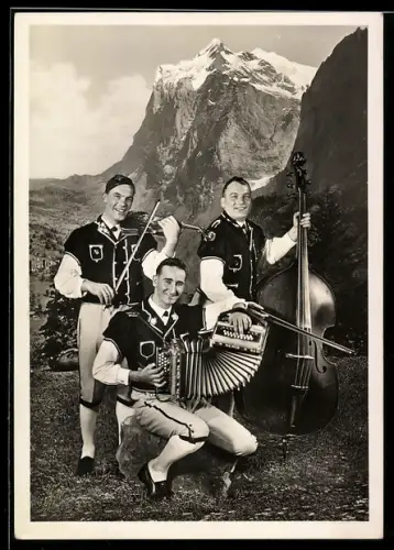 AK Musiker des Trios Moserbuebe vor Gebirgslandschaft