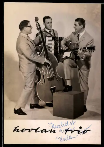 AK Musiker des Hovlan-Trios mit ihren Instrumenten, Autograph