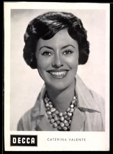 AK Musikerin Caterina Valenta mit strahlendem Lachen