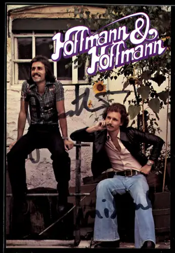AK Musiker-Duo Hoffmann und Hoffmann mit Jeans und Lederjacke vor einem Haus sitzend, Autograph
