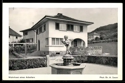 AK Zwingenberg /Hessen, Wohnhaus eines Arbeiters, Brunnen mit Kinderfigur, Bauhaus