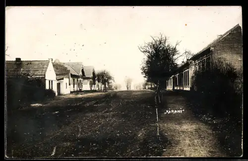 AK Káraný, Dorfstrasse mit Wohnhäusern