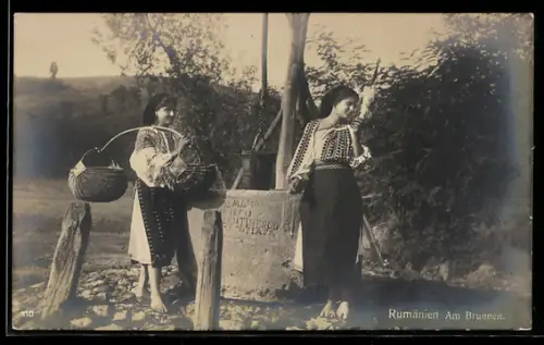AK Hübsche rumänische Bauernmädchen holen Wasser am Brunnen