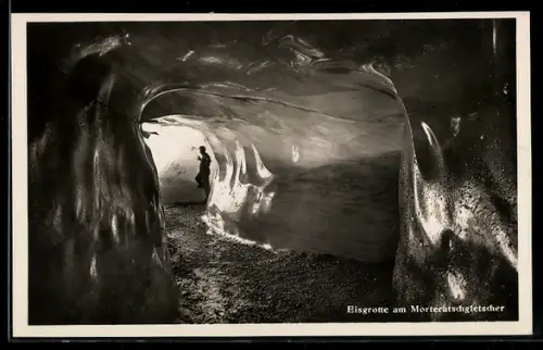 AK Eisgrotte am Morteratschgletscher mit einem Mann