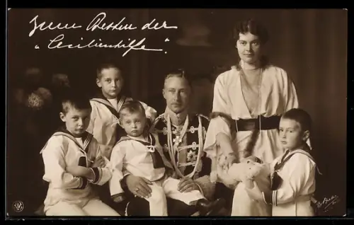 AK Kronprinz Friedrich Wilhelm von Preussen mit seiner Gemahlin Cecilie und den 4 Söhnen, Stofftier