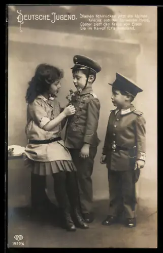 AK kleine Jungen in Uniform verabschieden sich von ihrer Schwester um in den Kampf zu ziehen, Blumen am Revers