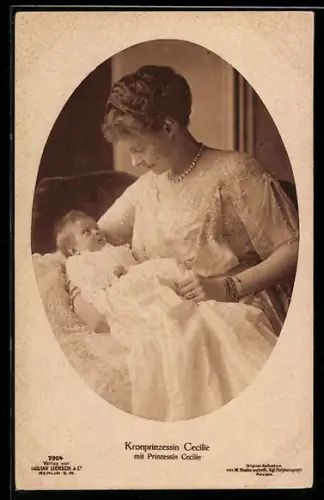 AK Kronprinzessin Cecilie mit Prinzessin Cecilie im Arm