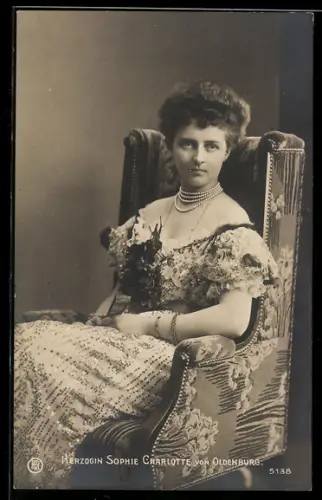 Foto-AK Herzogin Sophie Charlotte von Oldenburg im Sessel sitzend