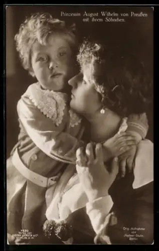 AK Prinzessin August Wilhelm von Preussen mit ihrem Söhnchen, Prinzessin Alexandra Viktoria mit Prinz Alexander Ferdinand