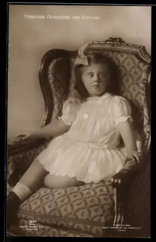 AK Prinzessin Alexandrine im Kleid auf einem Sessel