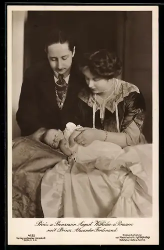 AK Prinz u. Prinzessin August Wilhelm von Preussen mit Prinz Alexander Ferdinand auf dem Schoss