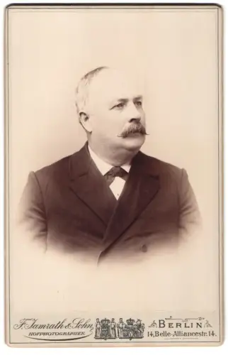 Fotografie F. Jamrath & Sohn, Berlin, Belle-Alliance-Str. 14, Portrait eines Herrn im Anzug